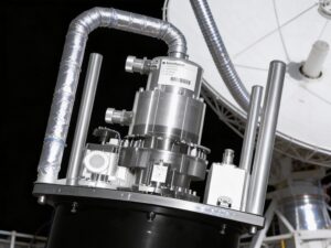 Cryogenic LNA assembly with cryo-cooler system in laboratory environment