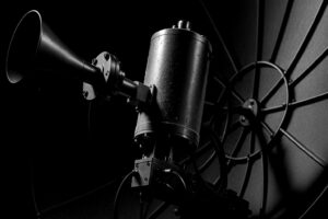 Compact cryogenic low noise amplifier system mounted on satellite antenna