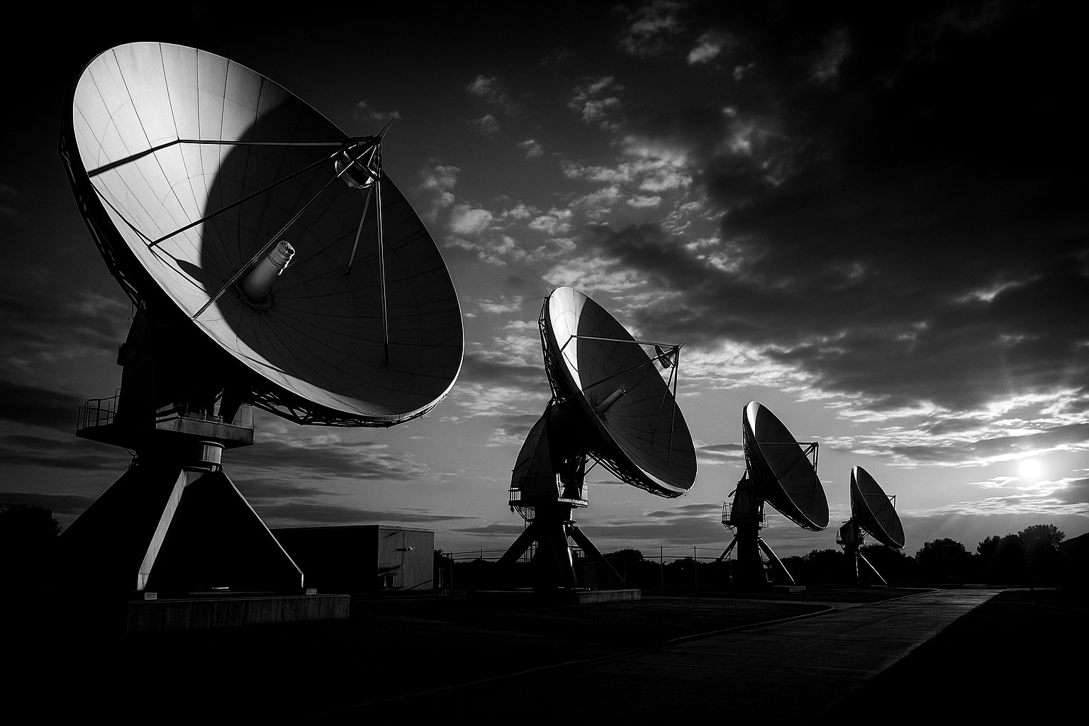 Economic analysis of cryo-LNA versus larger antenna installations