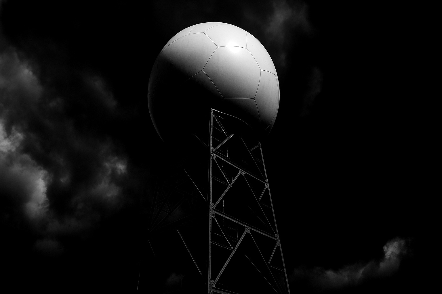 SSPA technology comparison between pulse and continuous wave operation modes for radar systems